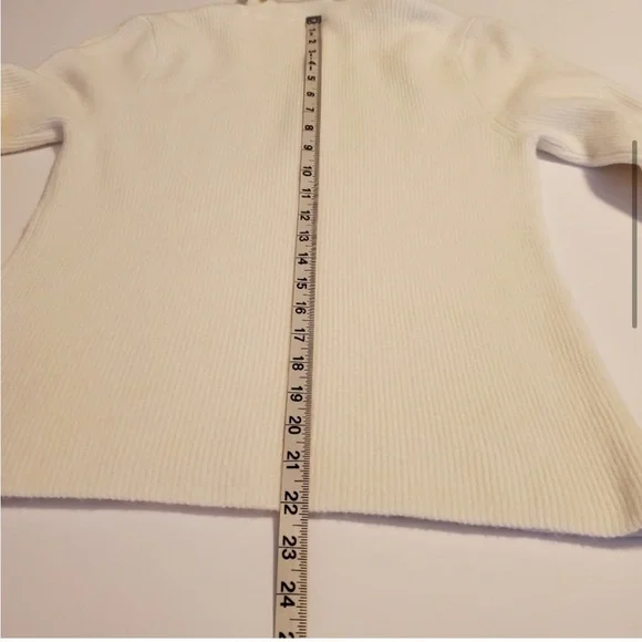 L’AGENCE CREAM COLORED TURTLENECK SIZE LARGE